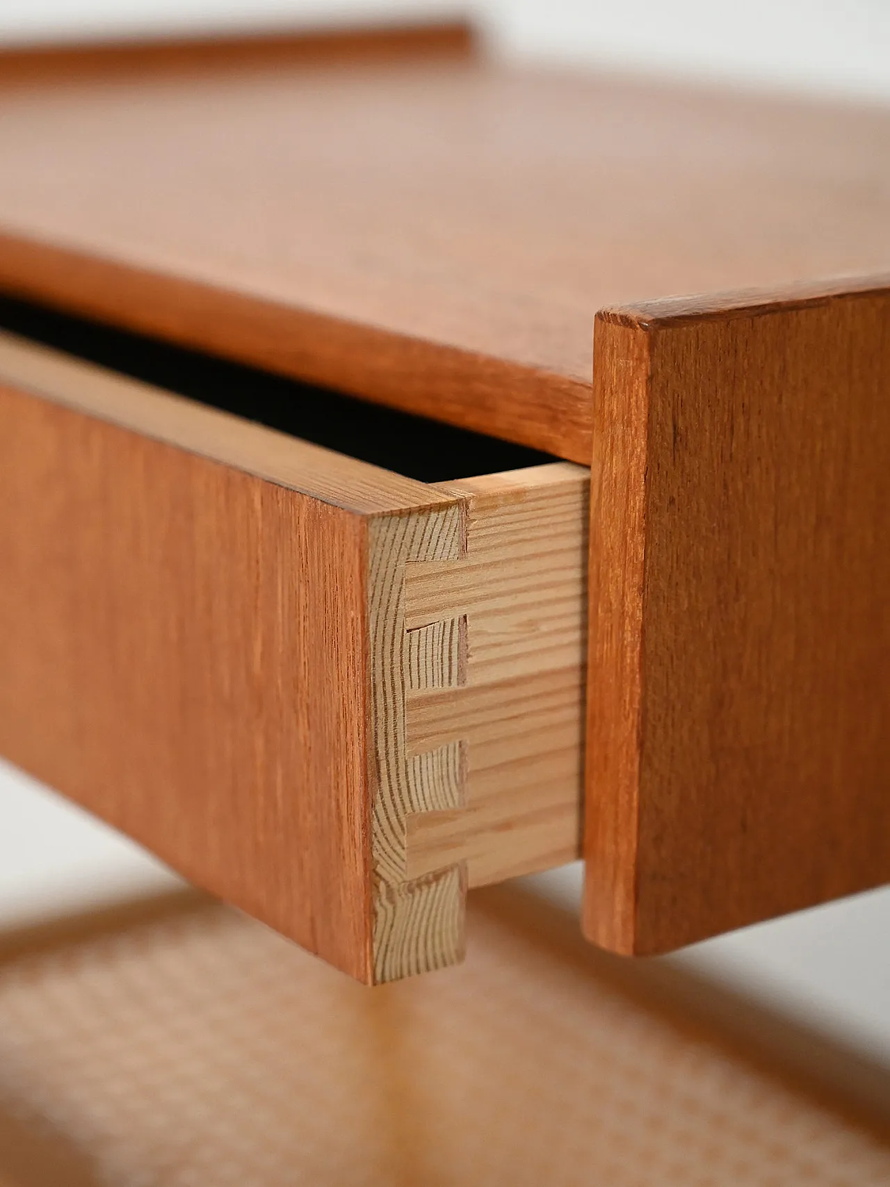 Coppia di comodini scandinavi in teak con paglia di Vienna, anni '50 8