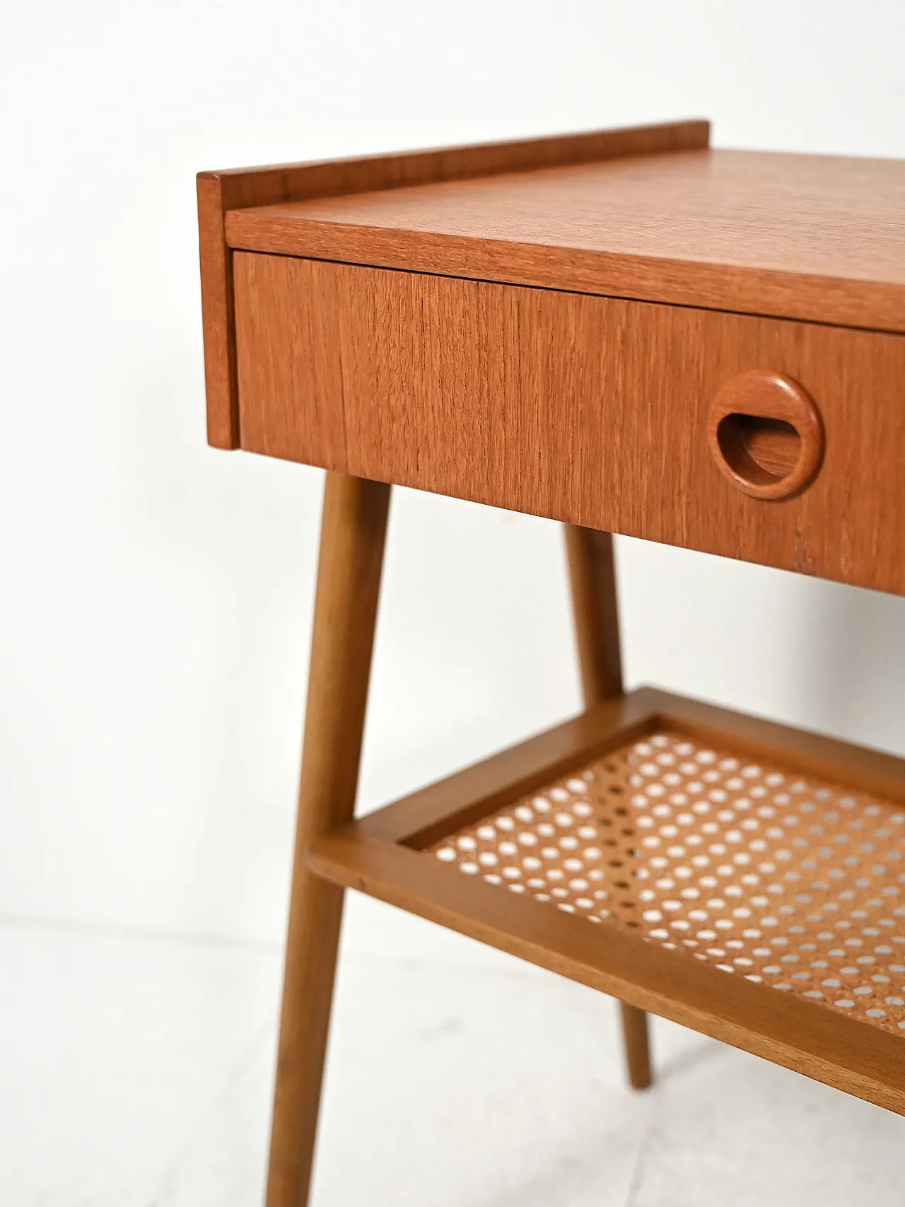 Coppia di comodini scandinavi in teak con paglia di Vienna, anni '50 9