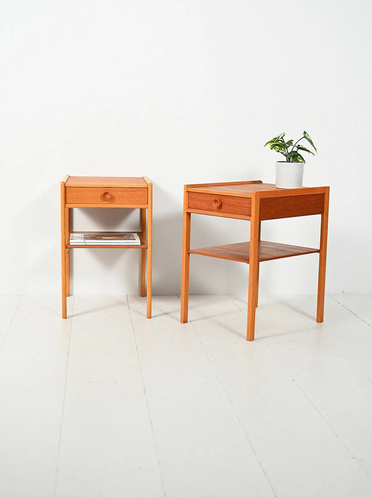 Coppia di comodini scandinavi in teak con maniglia scolpita, anni '60 1