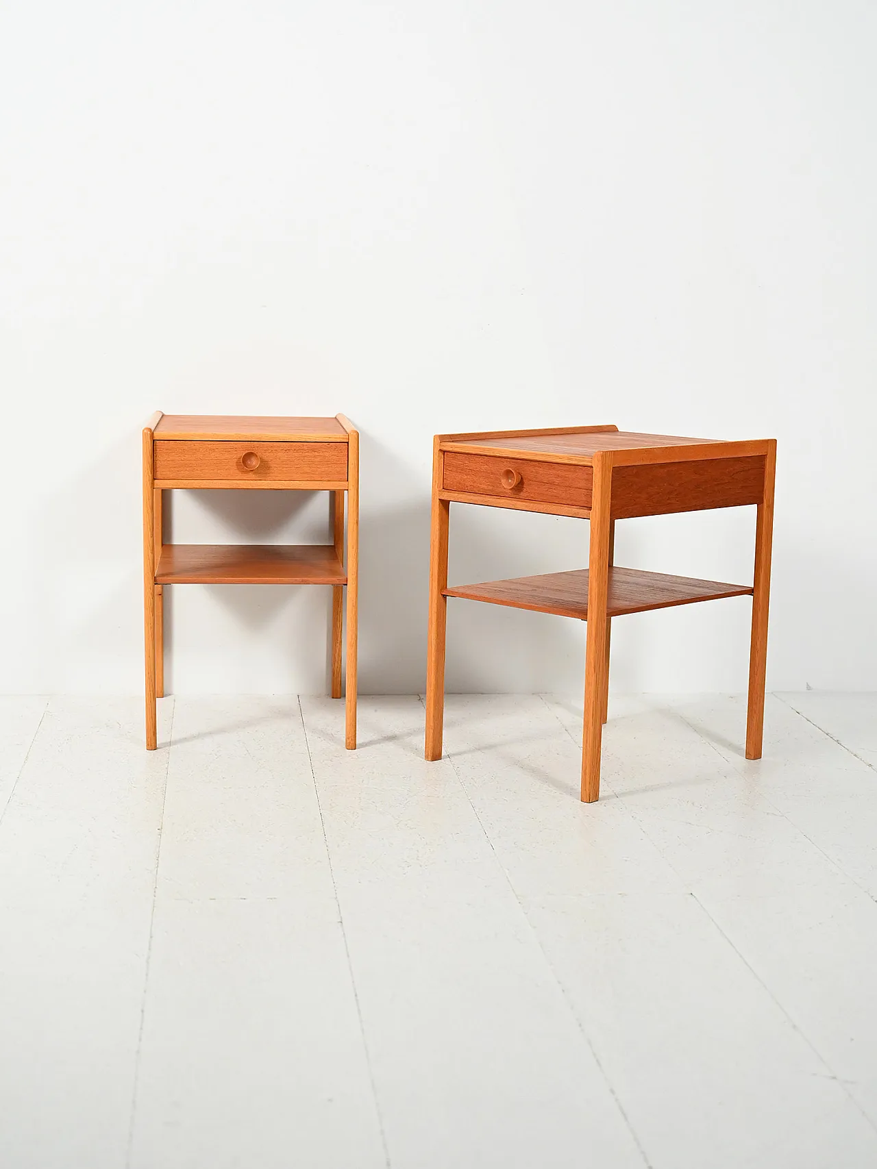 Coppia di comodini scandinavi in teak con maniglia scolpita, anni '60 2