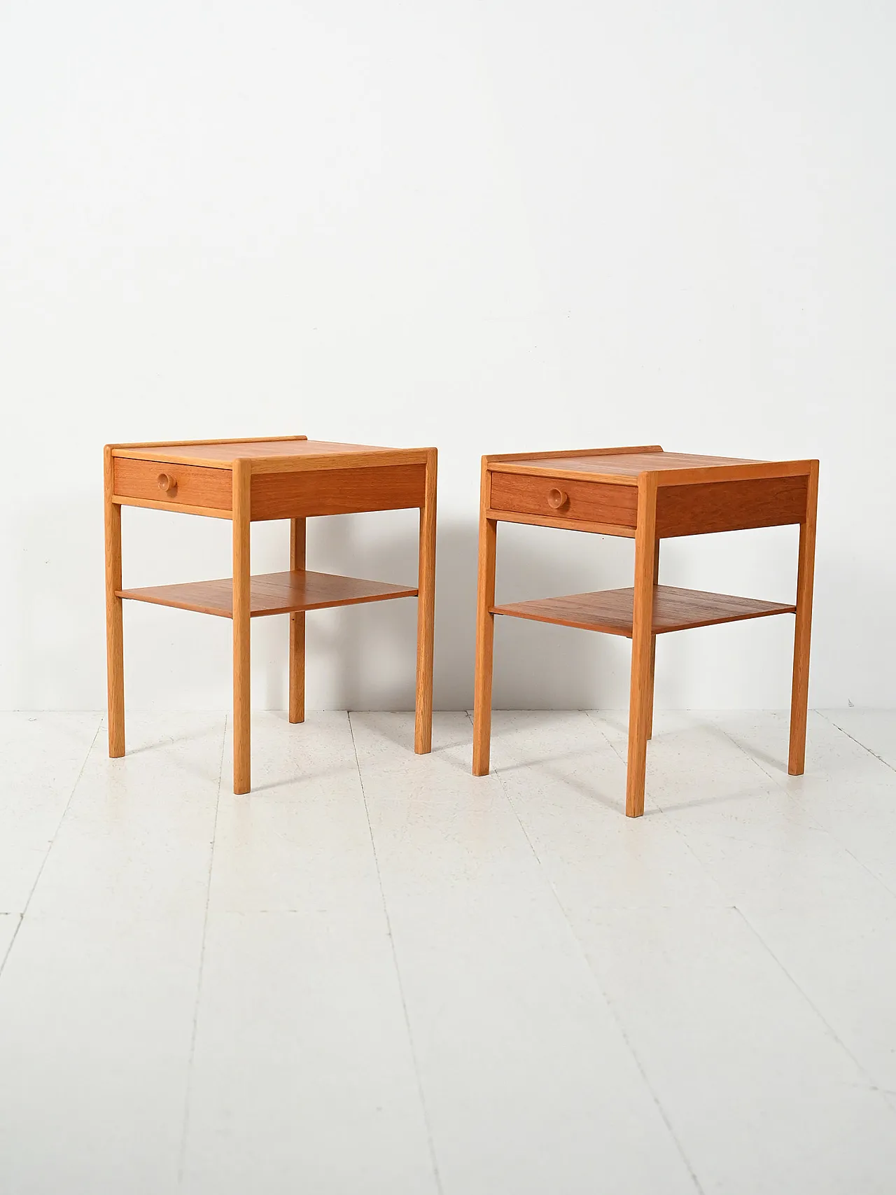 Coppia di comodini scandinavi in teak con maniglia scolpita, anni '60 3