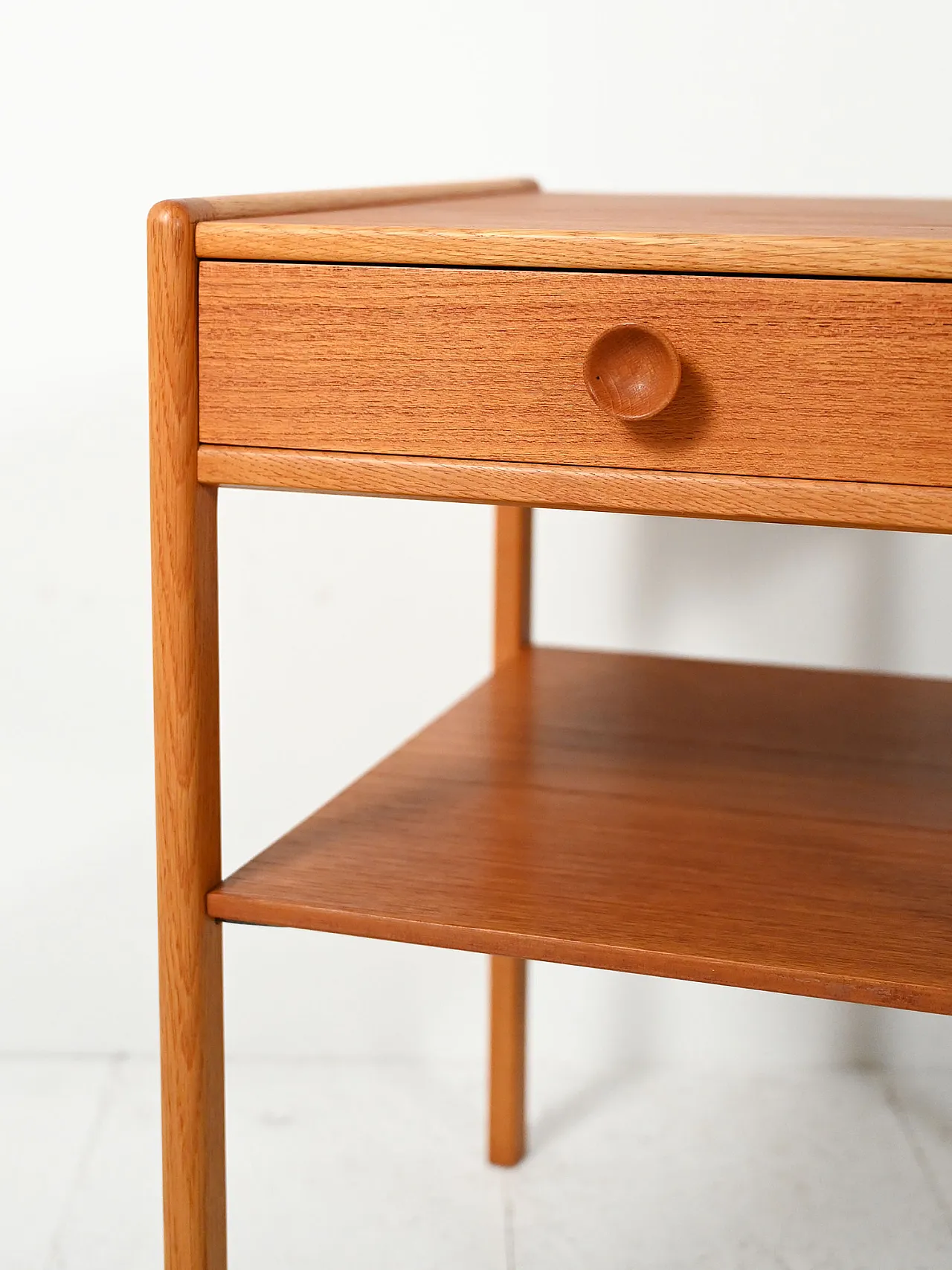 Coppia di comodini scandinavi in teak con maniglia scolpita, anni '60 5