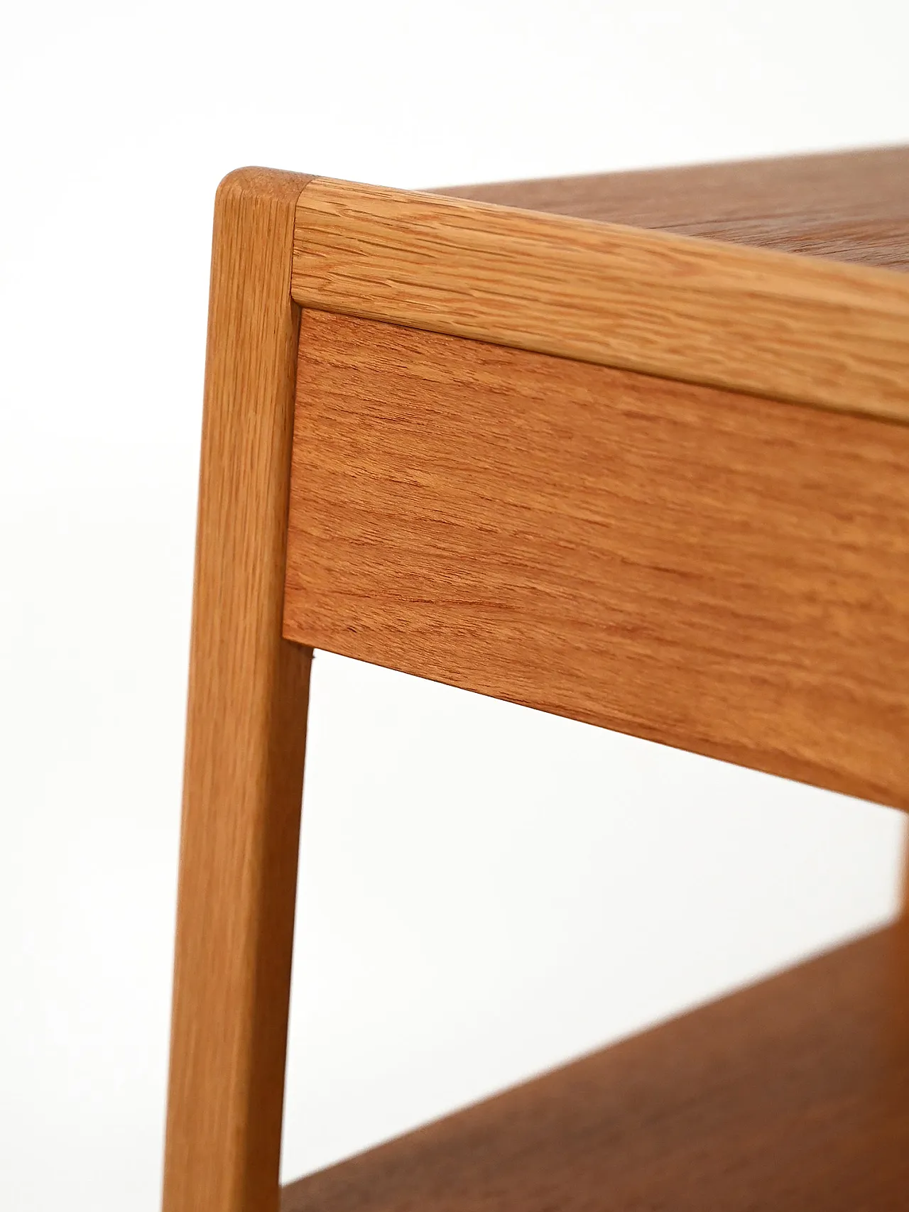 Coppia di comodini scandinavi in teak con maniglia scolpita, anni '60 7