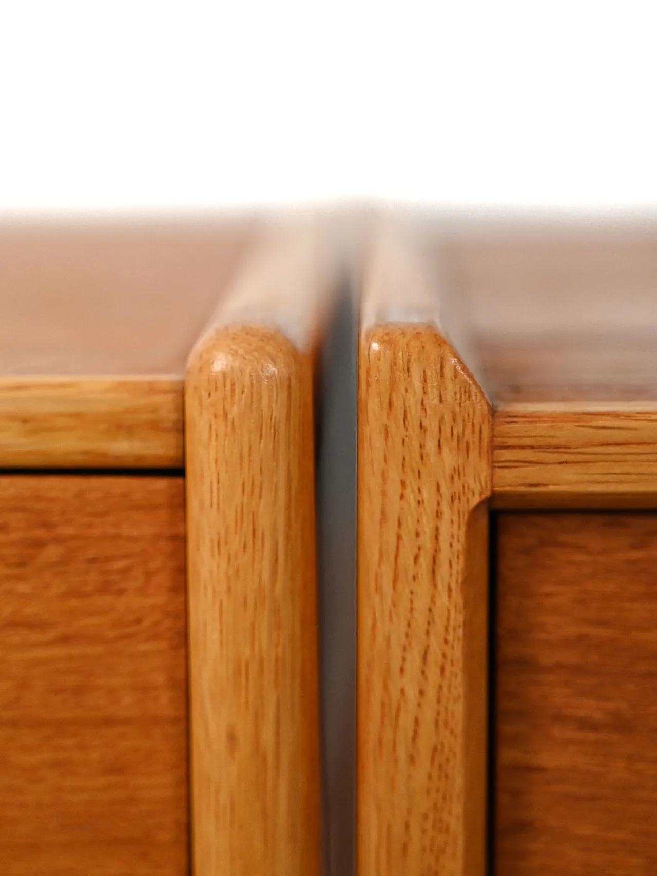 Coppia di comodini scandinavi in teak con maniglia scolpita, anni '60 10