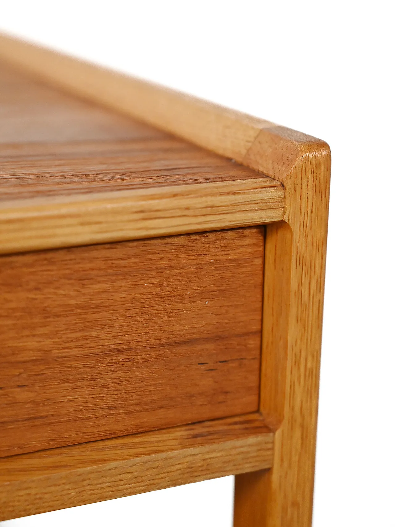 Coppia di comodini scandinavi in teak con maniglia scolpita, anni '60 11