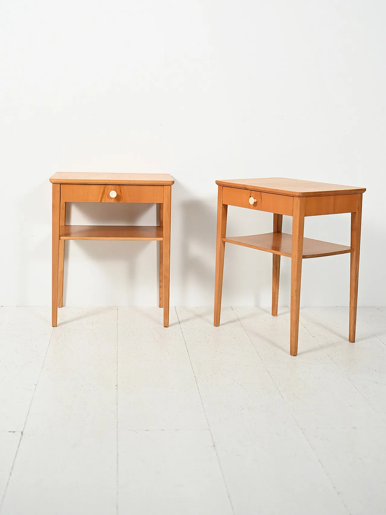 Coppia di comodini scandinavi in faggio, anni '50 2