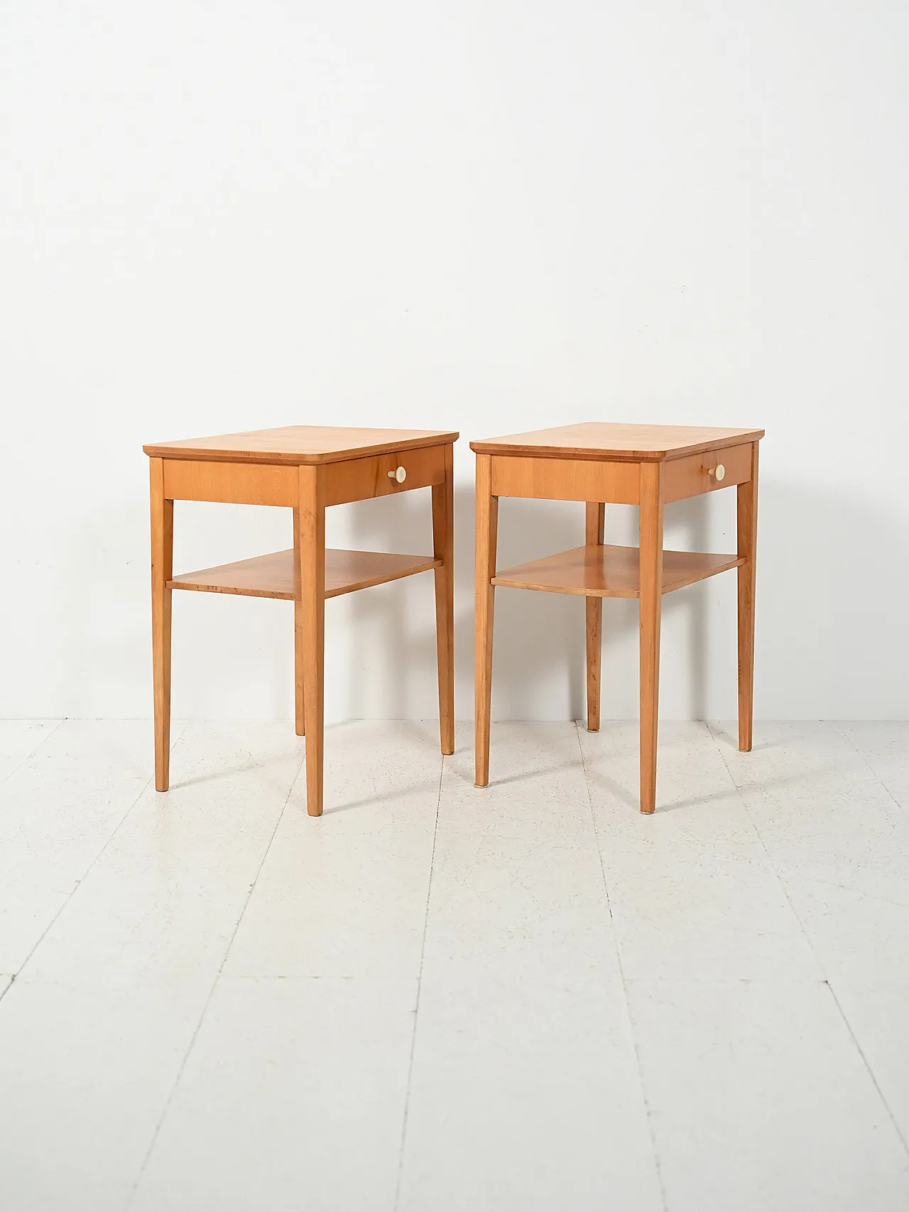 Coppia di comodini scandinavi in faggio, anni '50 4