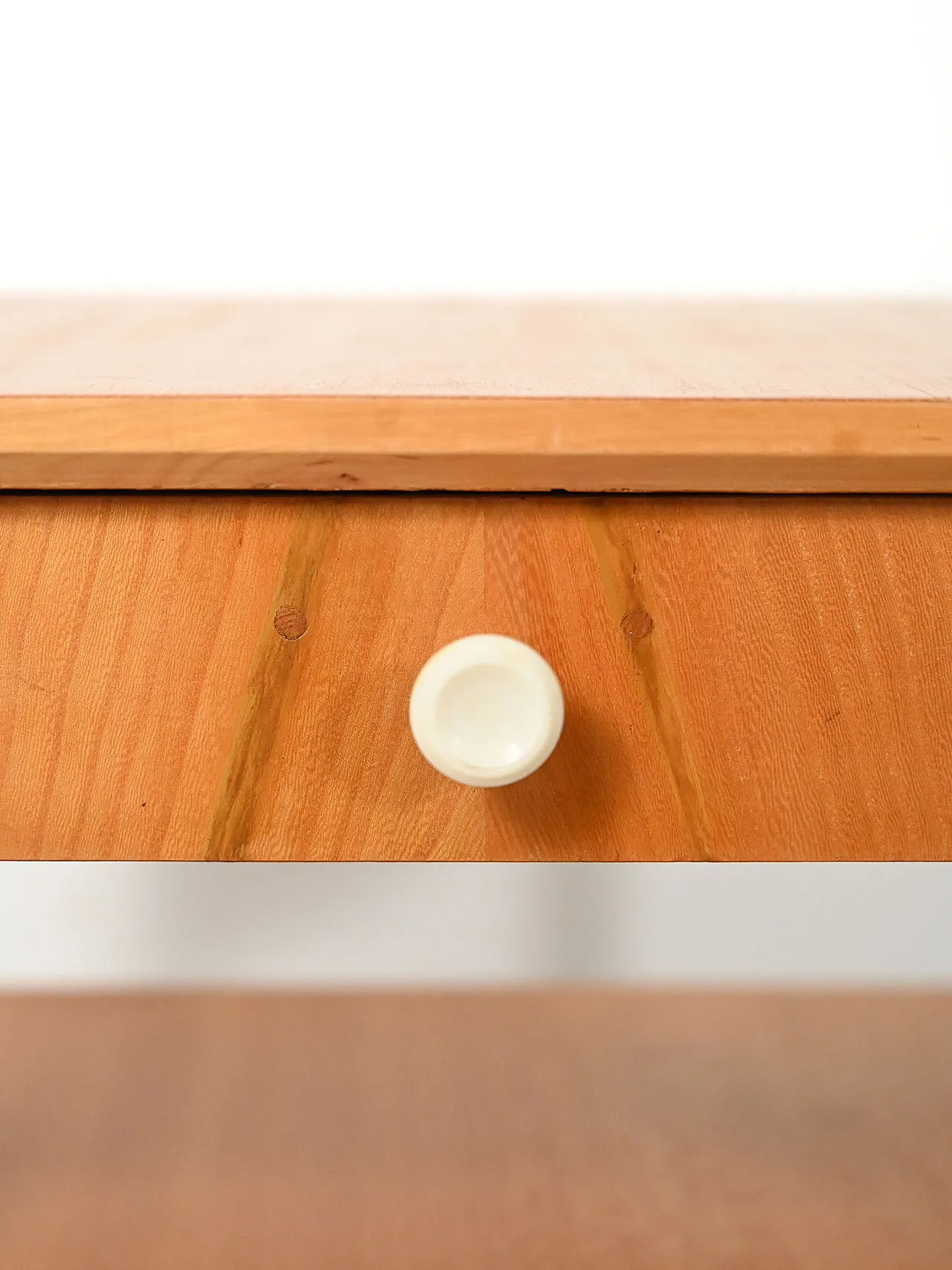 Coppia di comodini scandinavi in faggio, anni '50 5