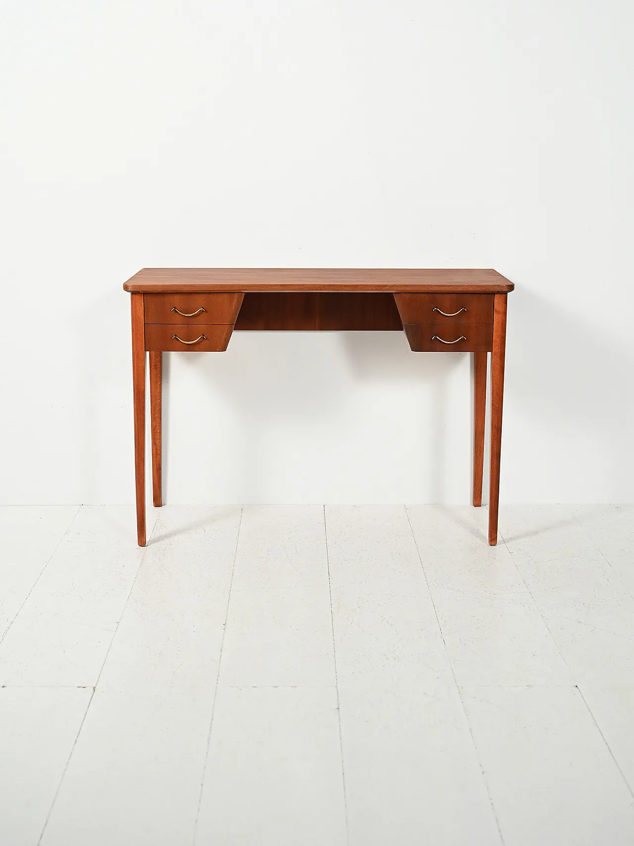 Scrivania scandinava in mogano con maniglie in ottone 2