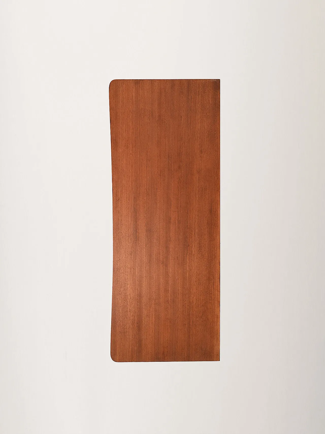 Scrivania scandinava in mogano con maniglie in ottone 9