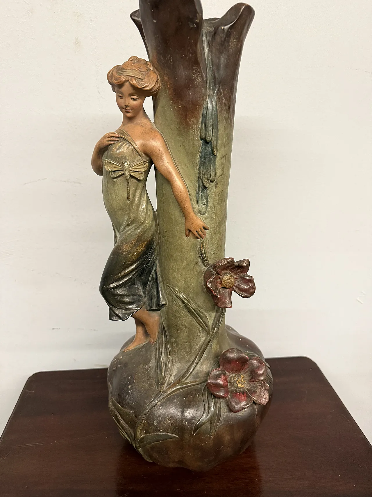 Vaso in terracotta barbotine, dama con libellula Francia liberty, '900 1