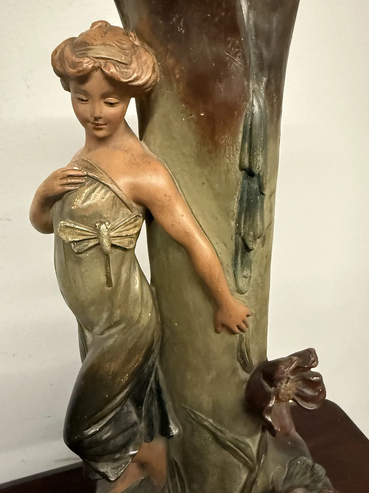 Vaso in terracotta barbotine, dama con libellula Francia liberty, '900 5