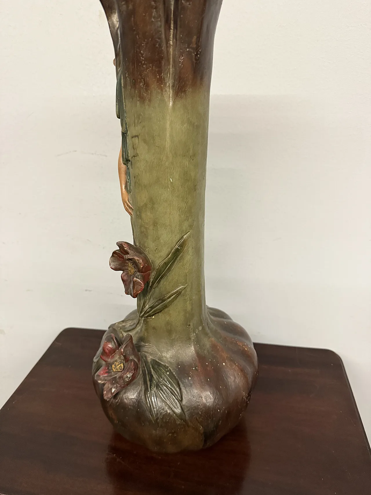 Vaso in terracotta barbotine, dama con libellula Francia liberty, '900 7