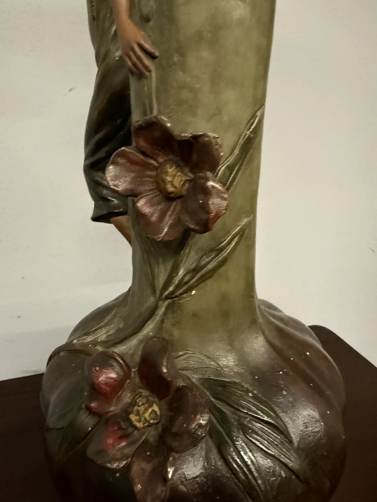 Vaso in terracotta barbotine, dama con libellula Francia liberty, '900 8