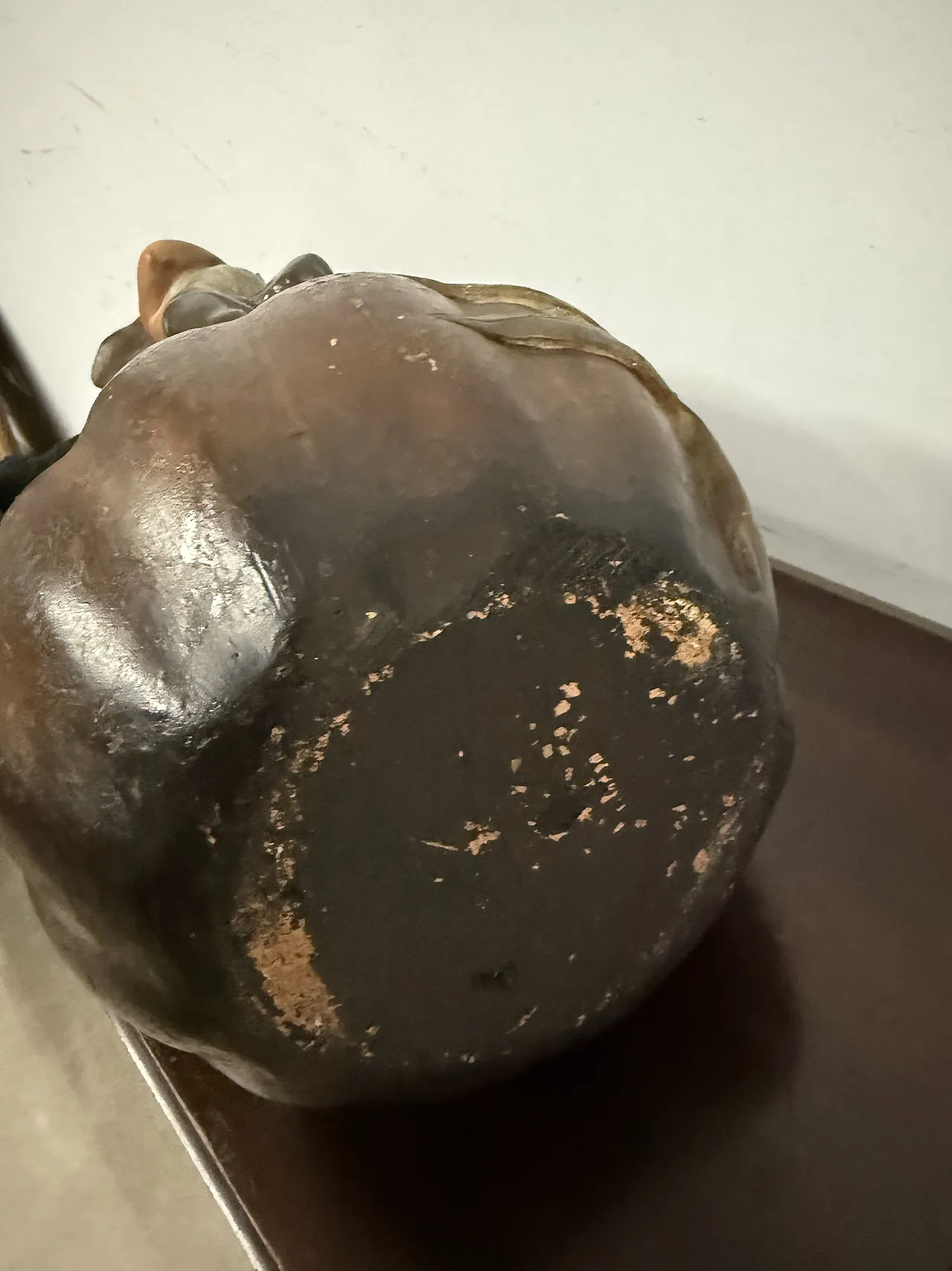 Vaso in terracotta barbotine, dama con libellula Francia liberty, '900 10