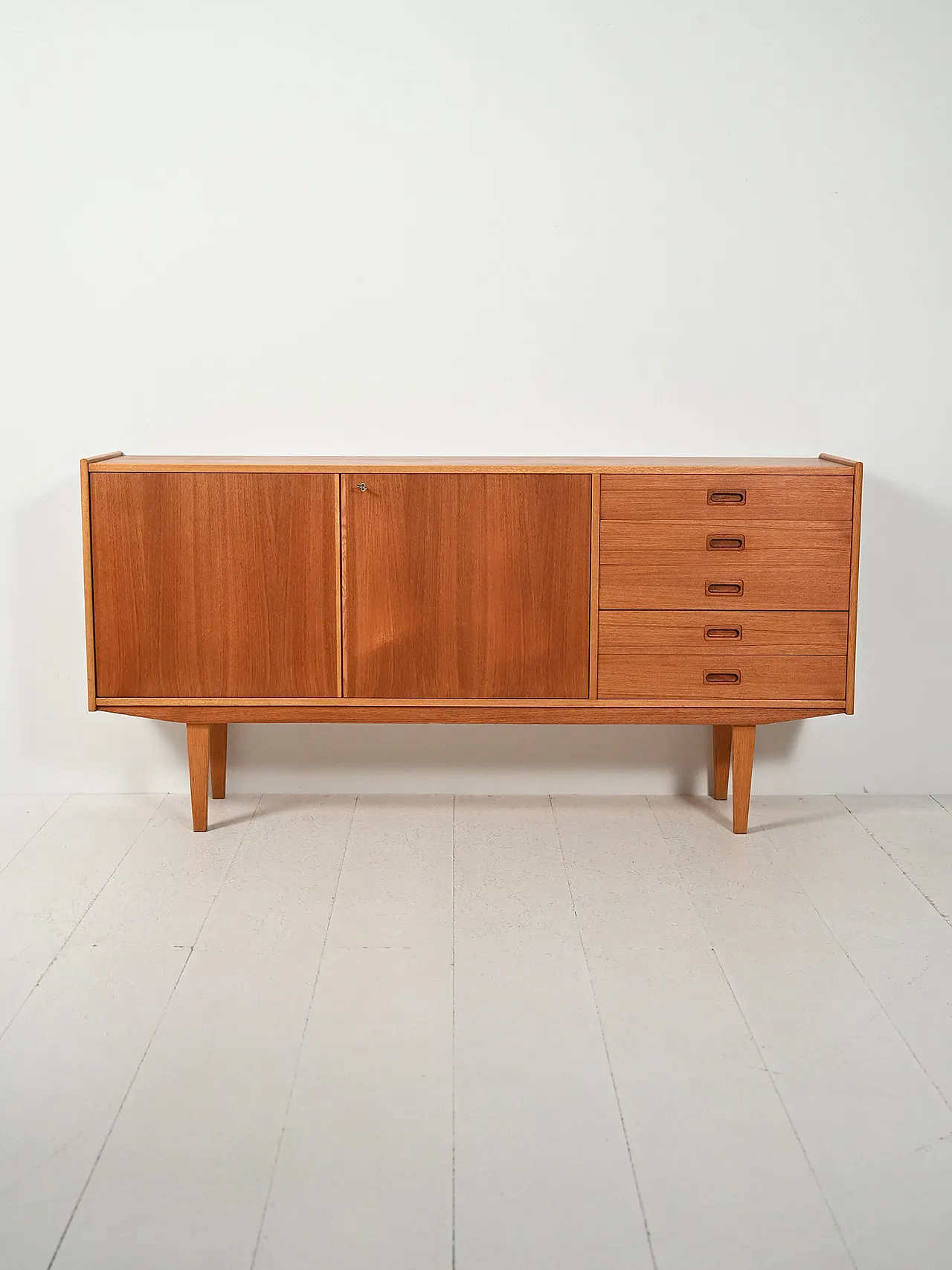 Sideboard scandinavo anni 60 dalle linee eleganti 2