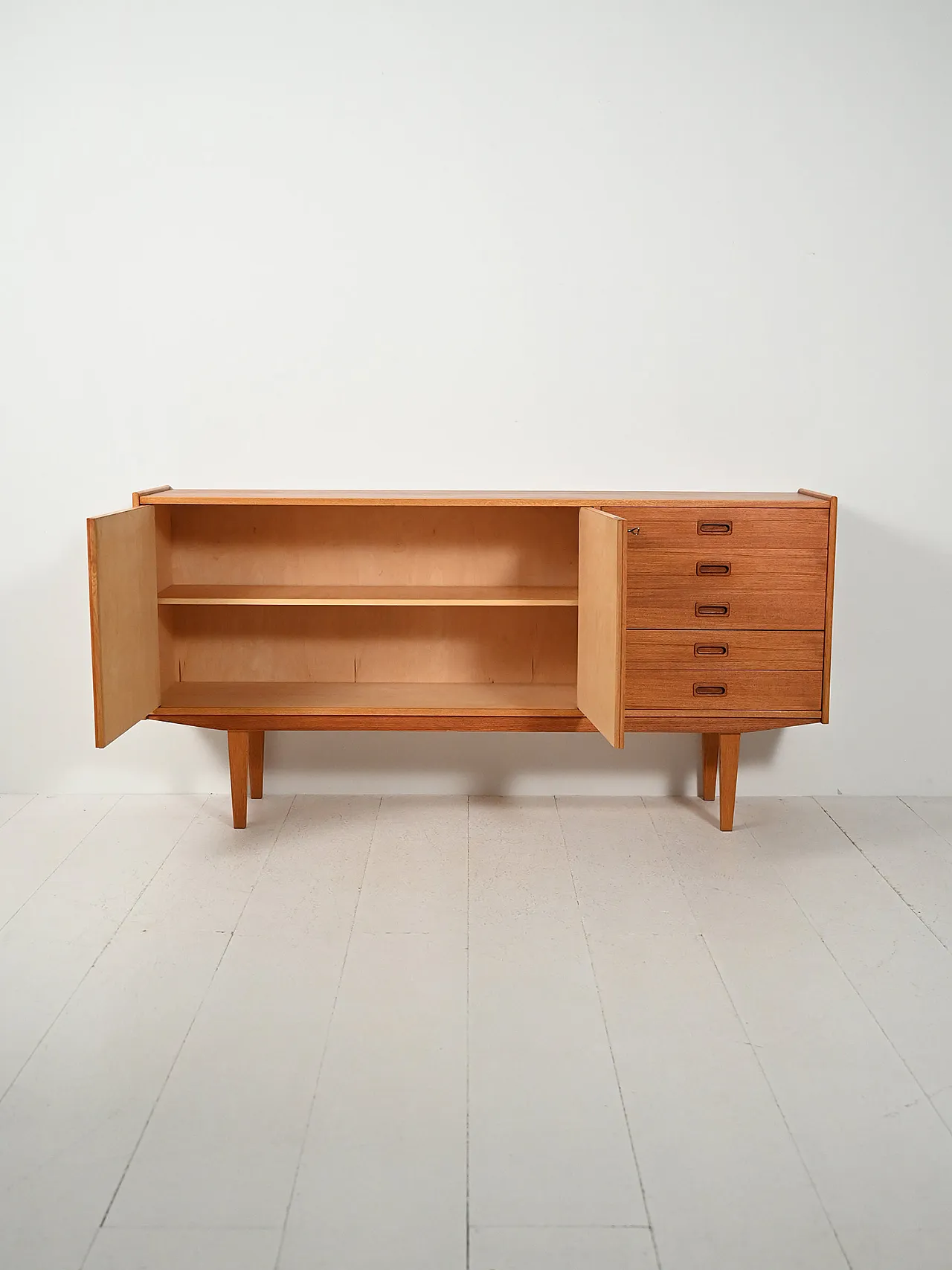 Sideboard scandinavo anni 60 dalle linee eleganti 3