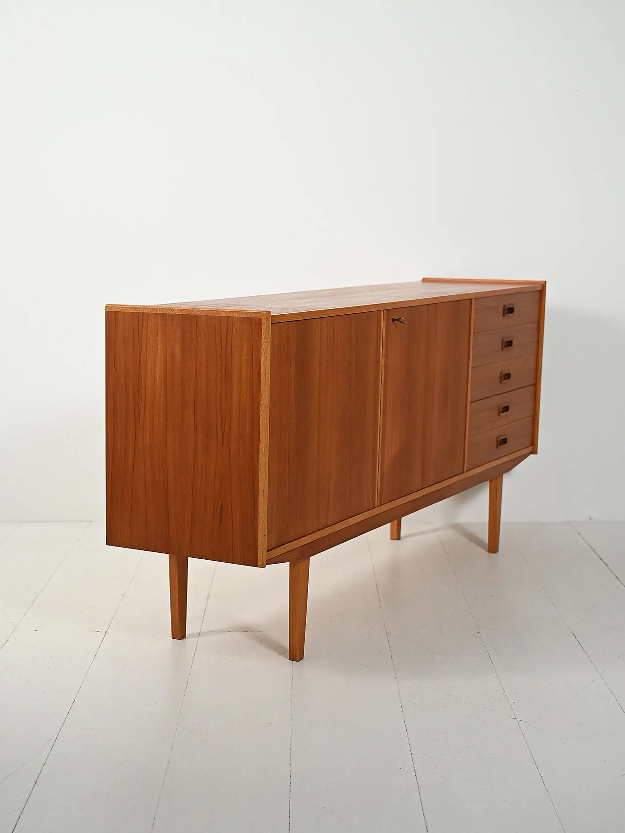 Sideboard scandinavo anni 60 dalle linee eleganti 4