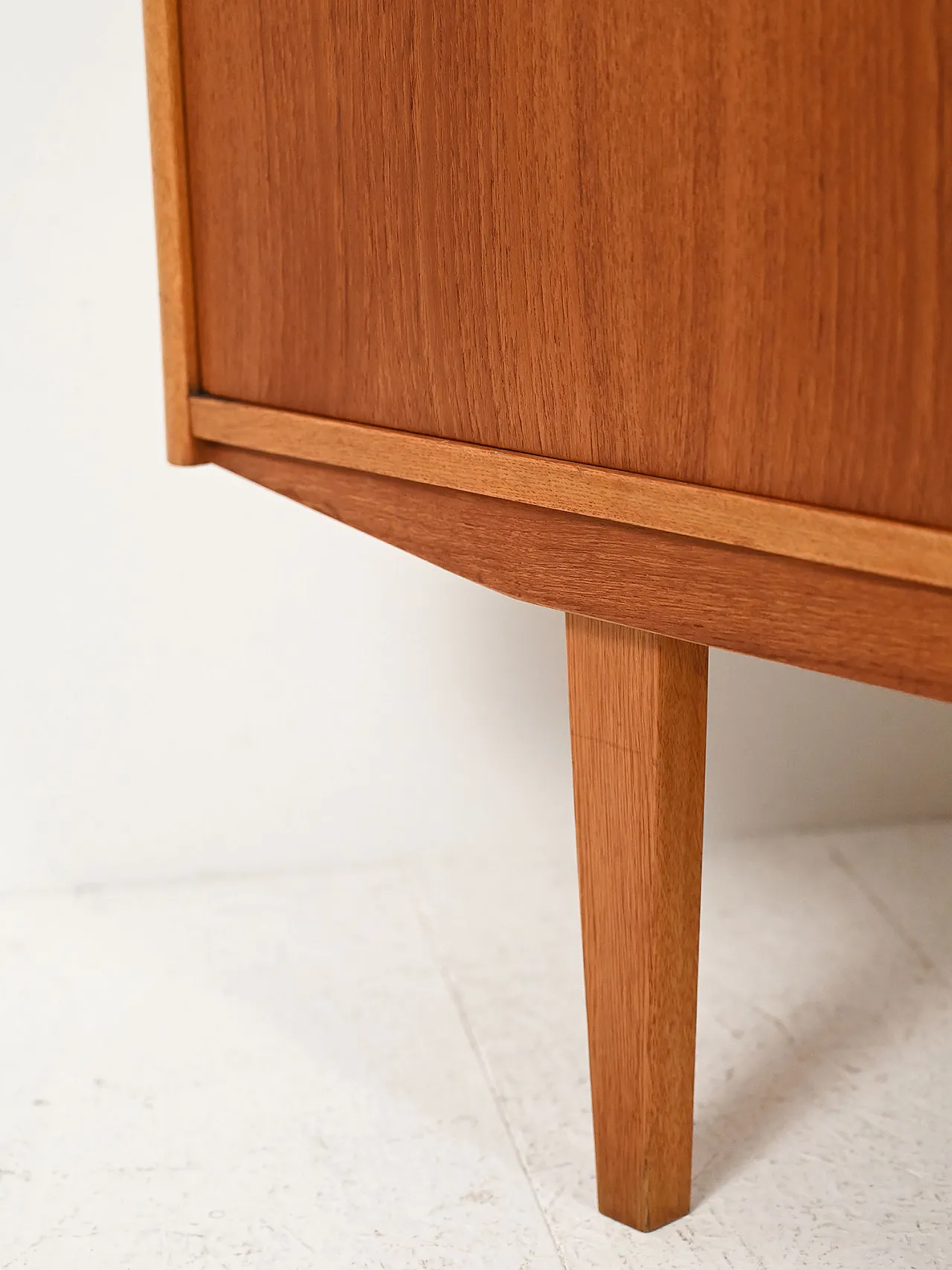 Sideboard scandinavo anni 60 dalle linee eleganti 8