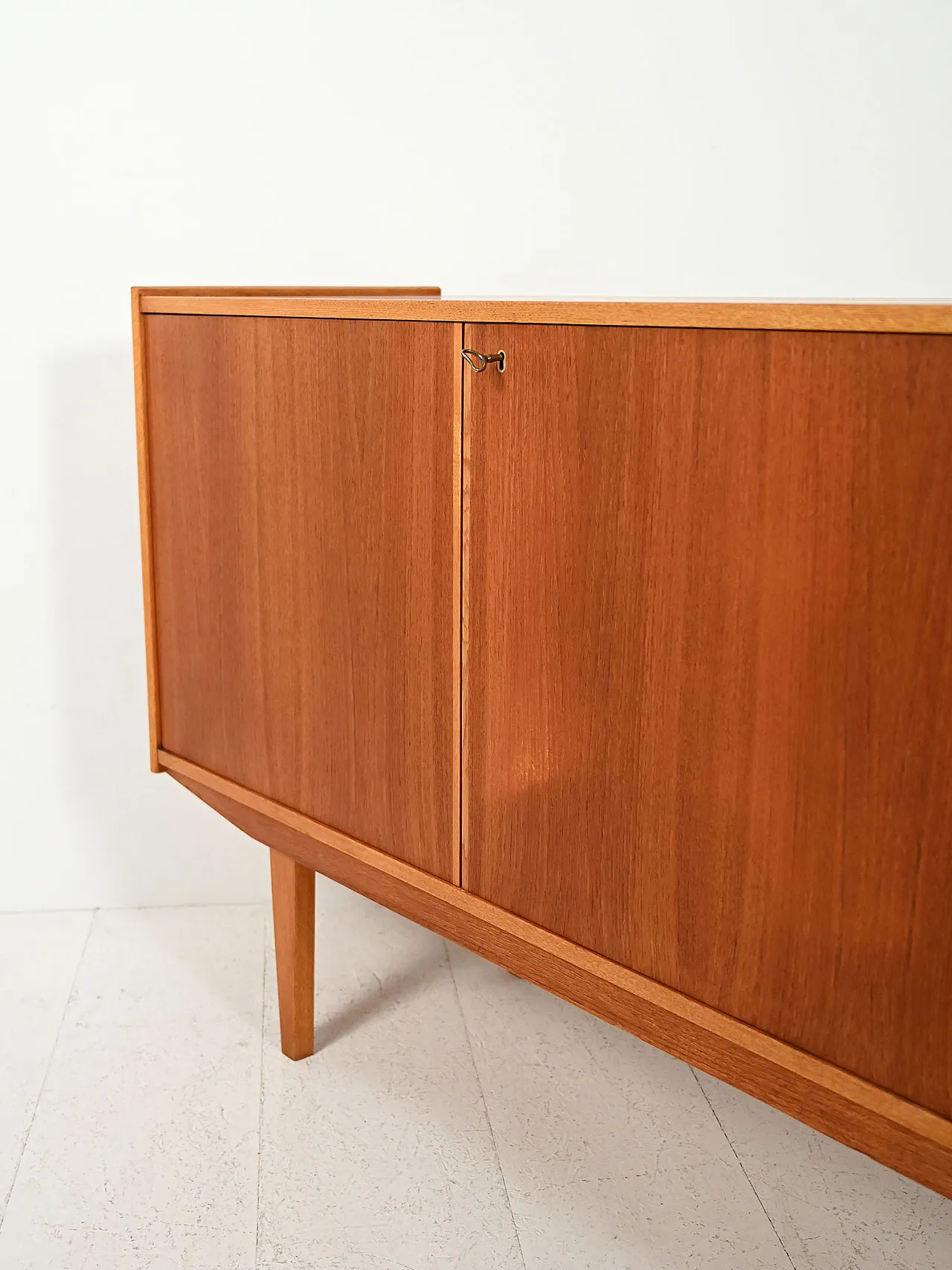Sideboard scandinavo anni 60 dalle linee eleganti 11