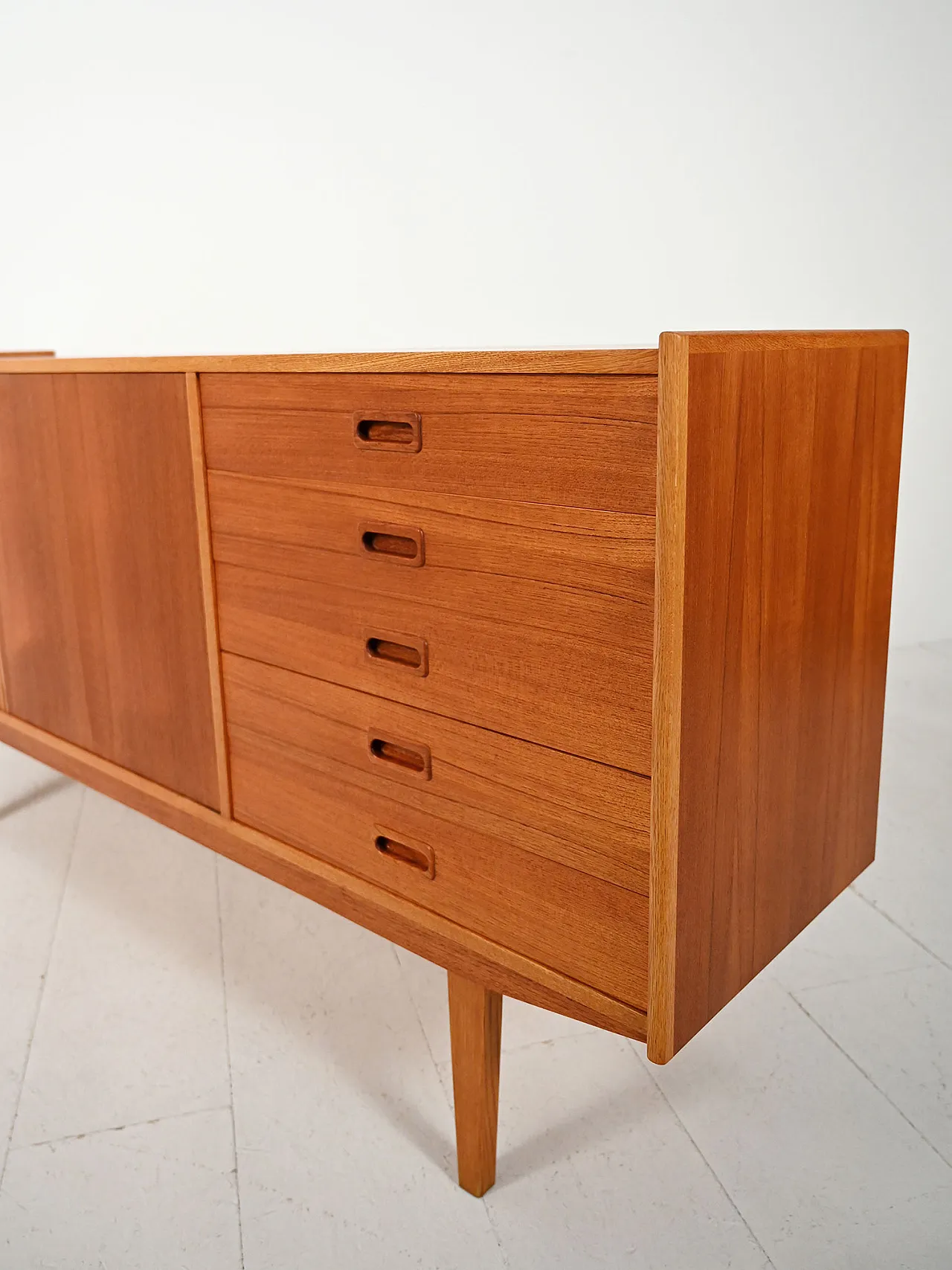 Sideboard scandinavo anni 60 dalle linee eleganti 12