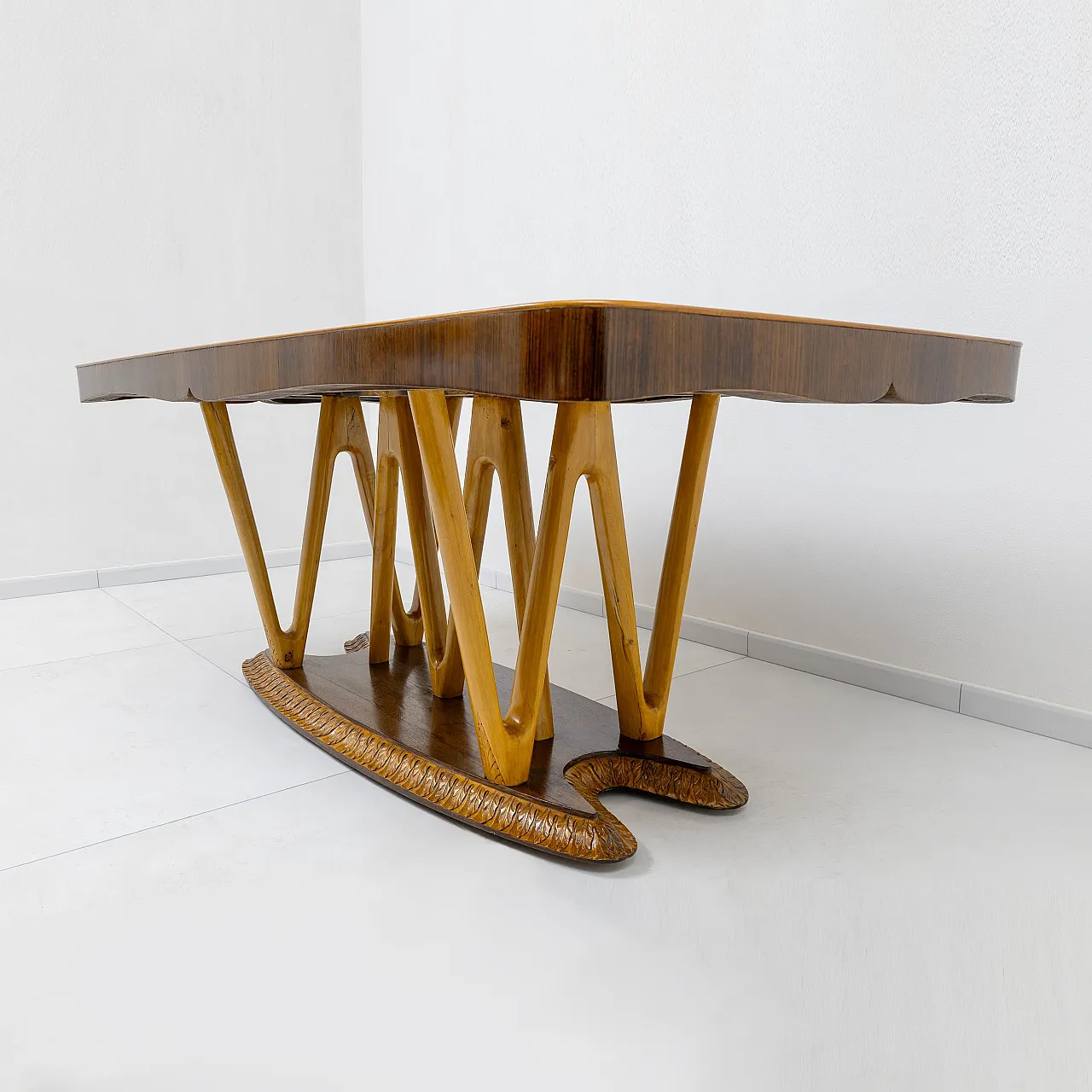 Tavolo con piano in vetro e base scultorea in acero, anni '50 6