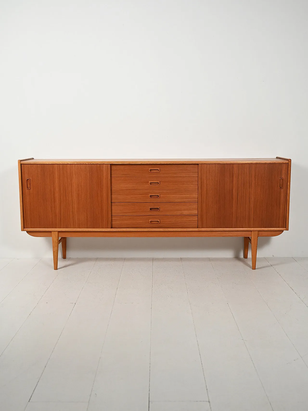 Sideboard scandinavo anni 60 dalle linee eleganti 2