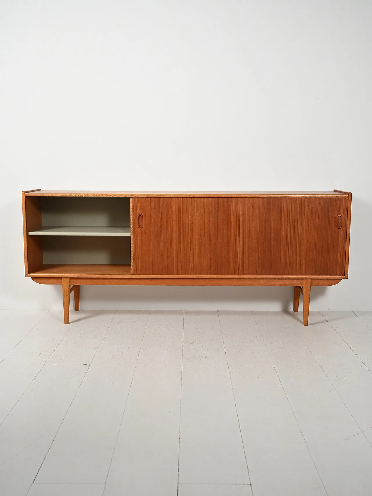 Sideboard scandinavo anni 60 dalle linee eleganti 3