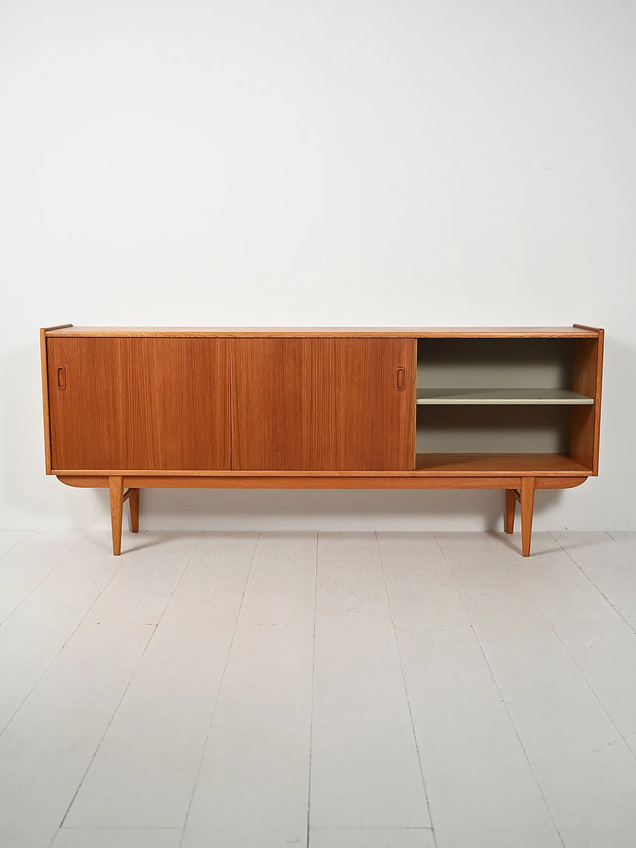 Sideboard scandinavo anni 60 dalle linee eleganti 4