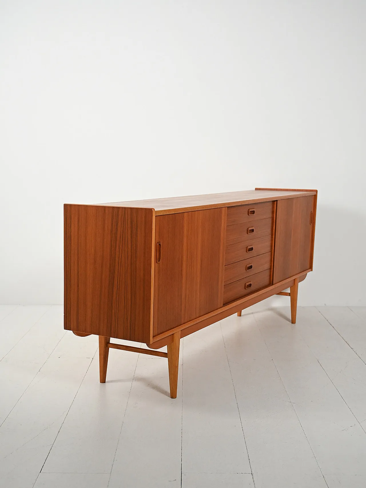 Sideboard scandinavo anni 60 dalle linee eleganti 5