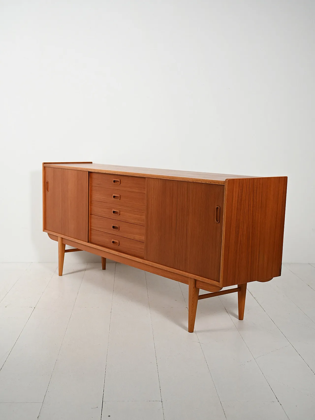 Sideboard scandinavo anni 60 dalle linee eleganti 6