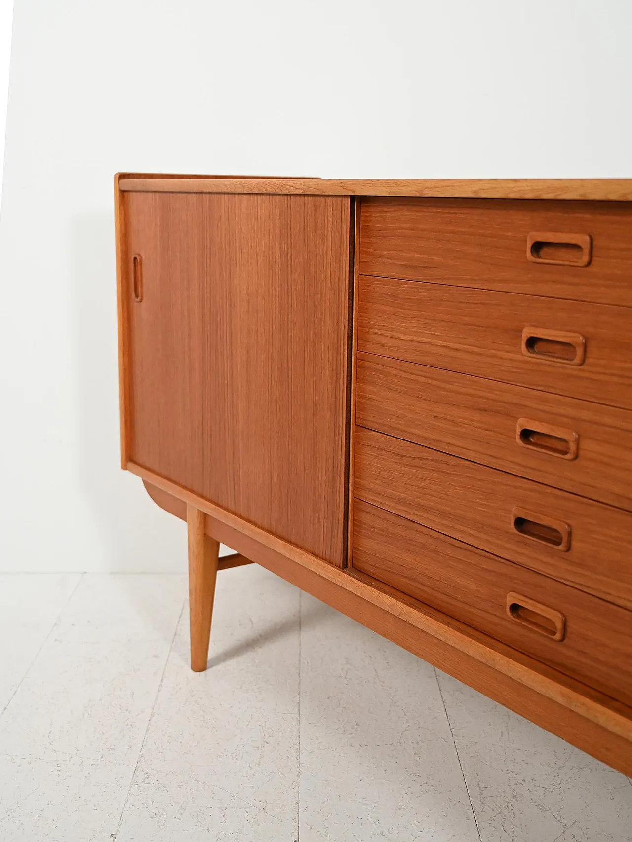 Sideboard scandinavo anni 60 dalle linee eleganti 10