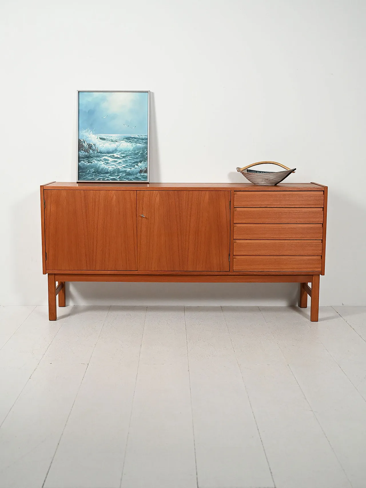 Sideboard scandinavo anni 60 dalle linee geometriche 1