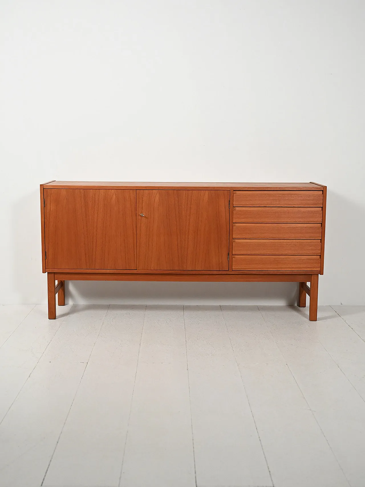 Sideboard scandinavo anni 60 dalle linee geometriche 2