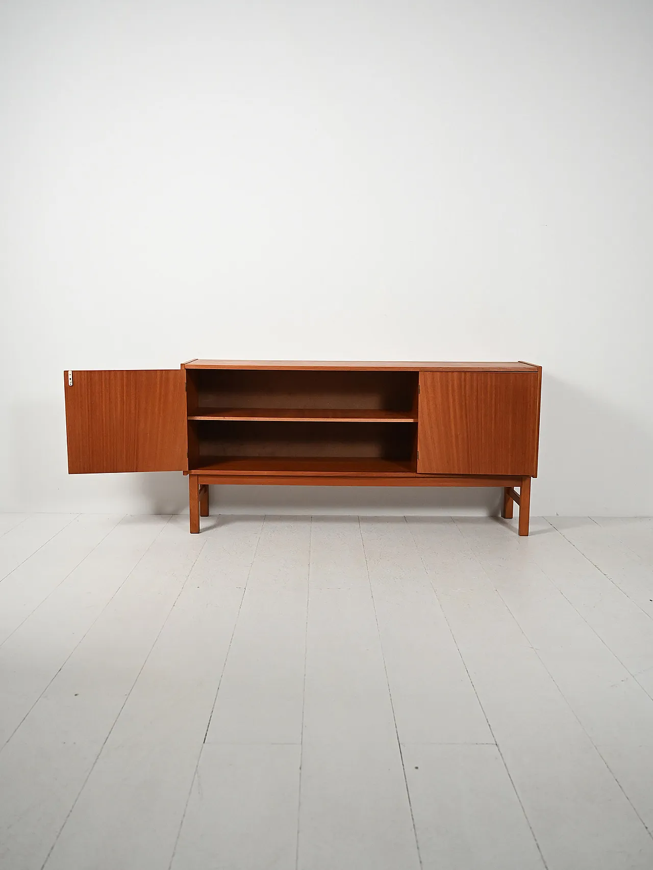 Sideboard scandinavo anni 60 dalle linee geometriche 3