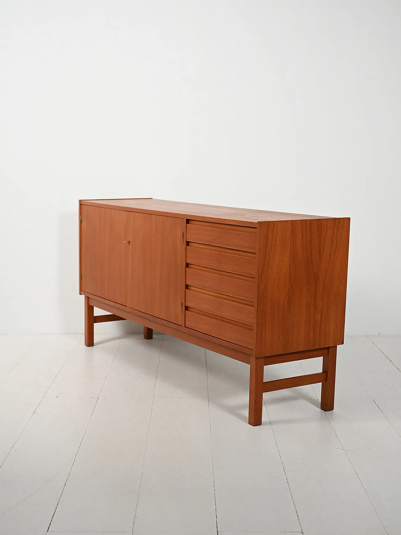 Sideboard scandinavo anni 60 dalle linee geometriche 5