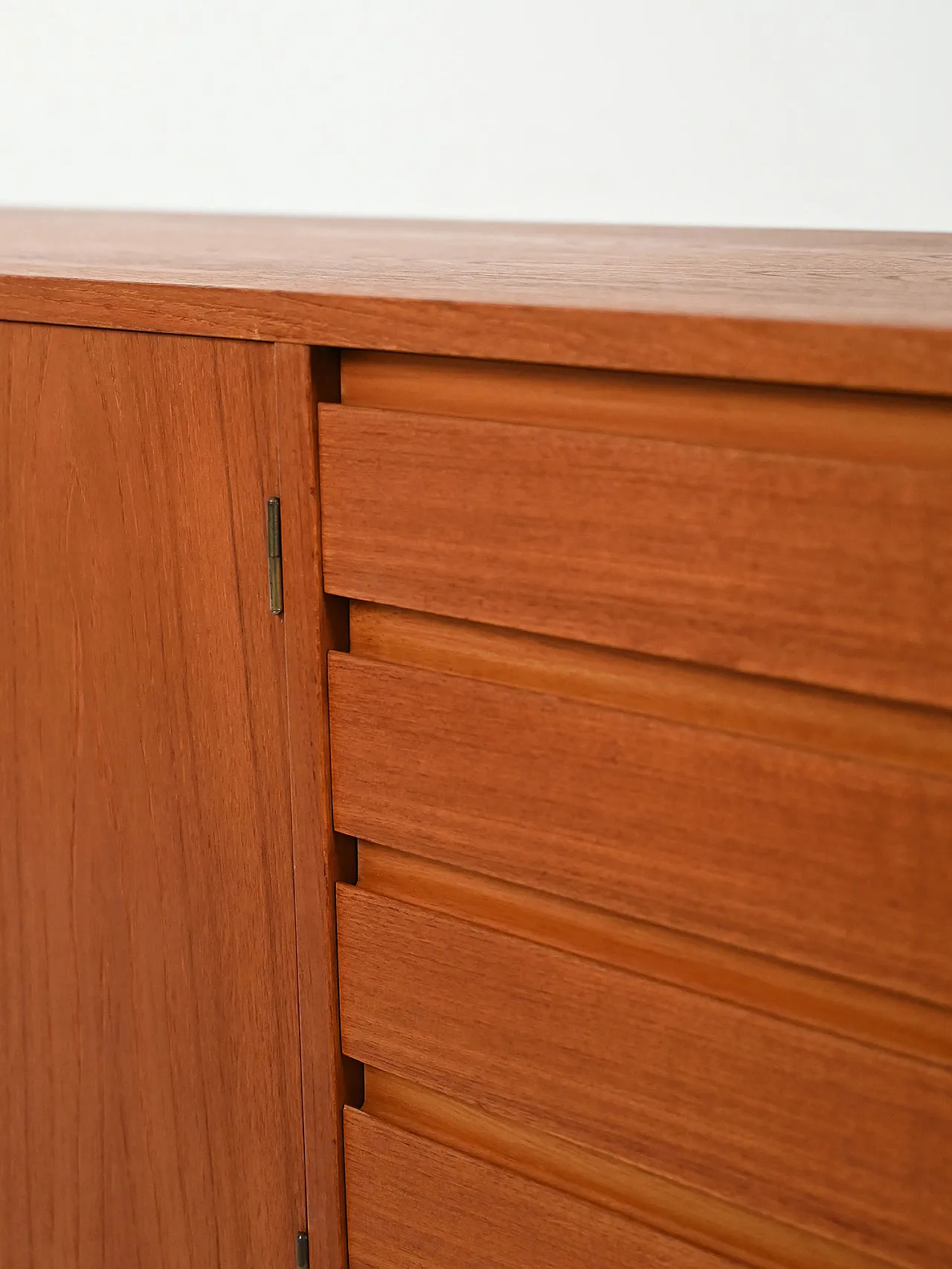 Sideboard scandinavo anni 60 dalle linee geometriche 7