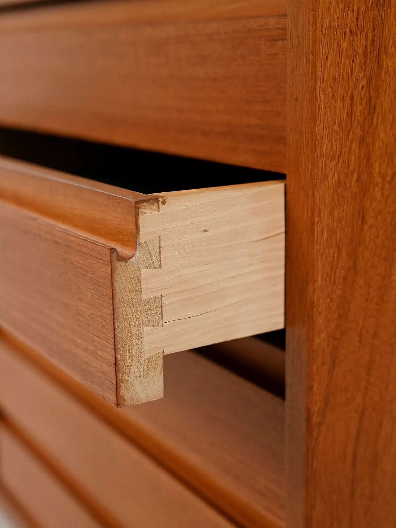 Sideboard scandinavo anni 60 dalle linee geometriche 8