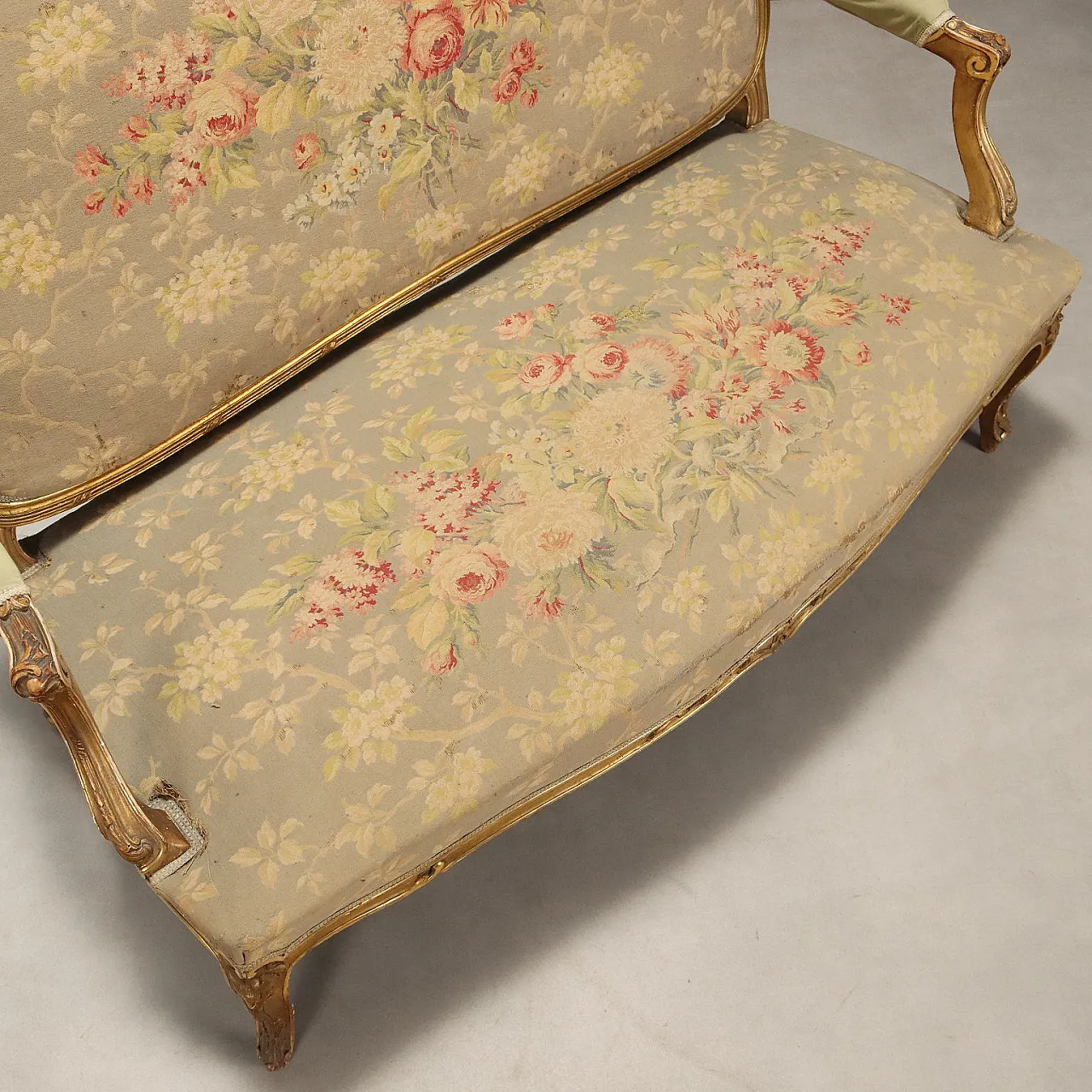 Divano in stile tardo barocco in legno dorato, fine '800 7