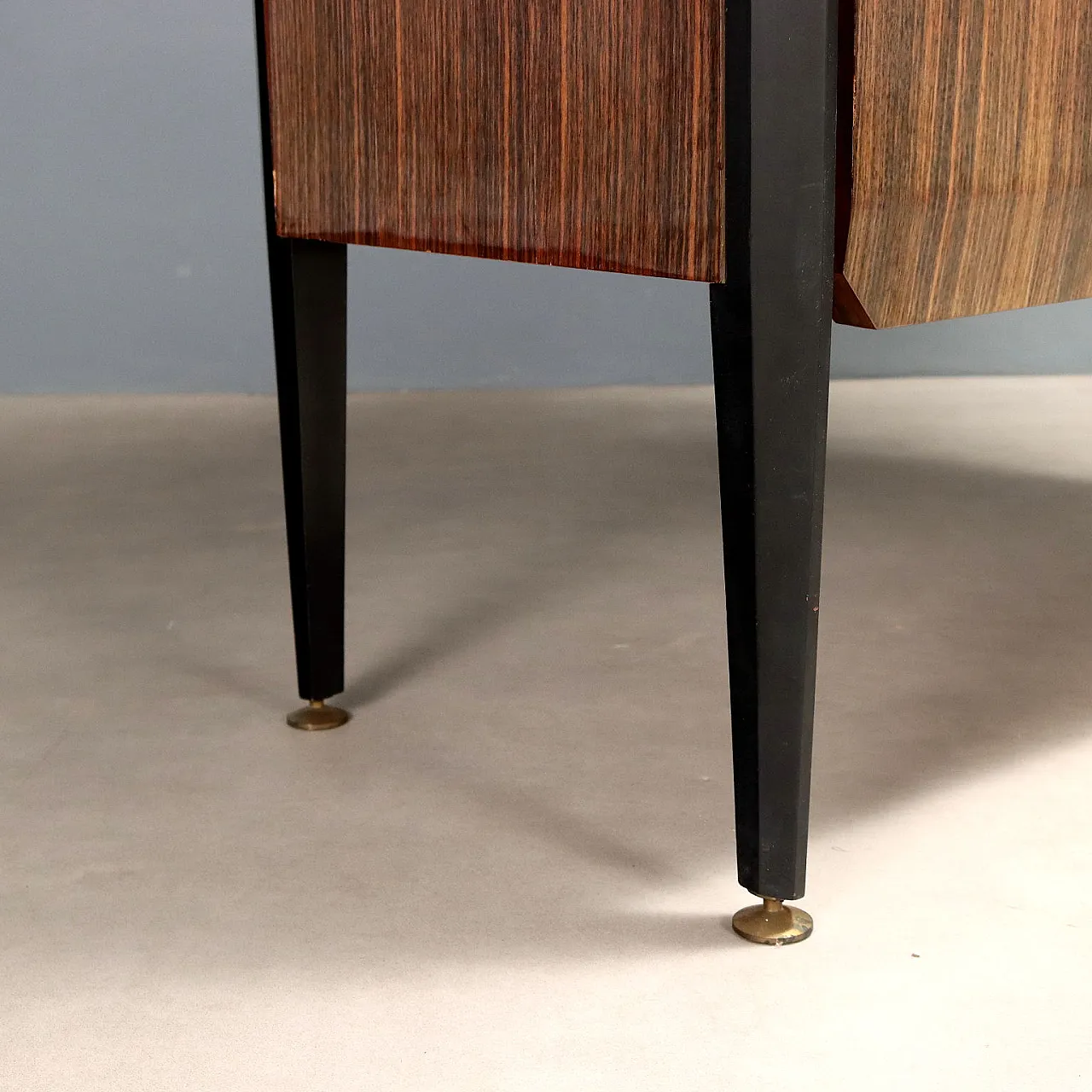 Credenza in impiallacciatura di legno esotico e ottone, '900 5