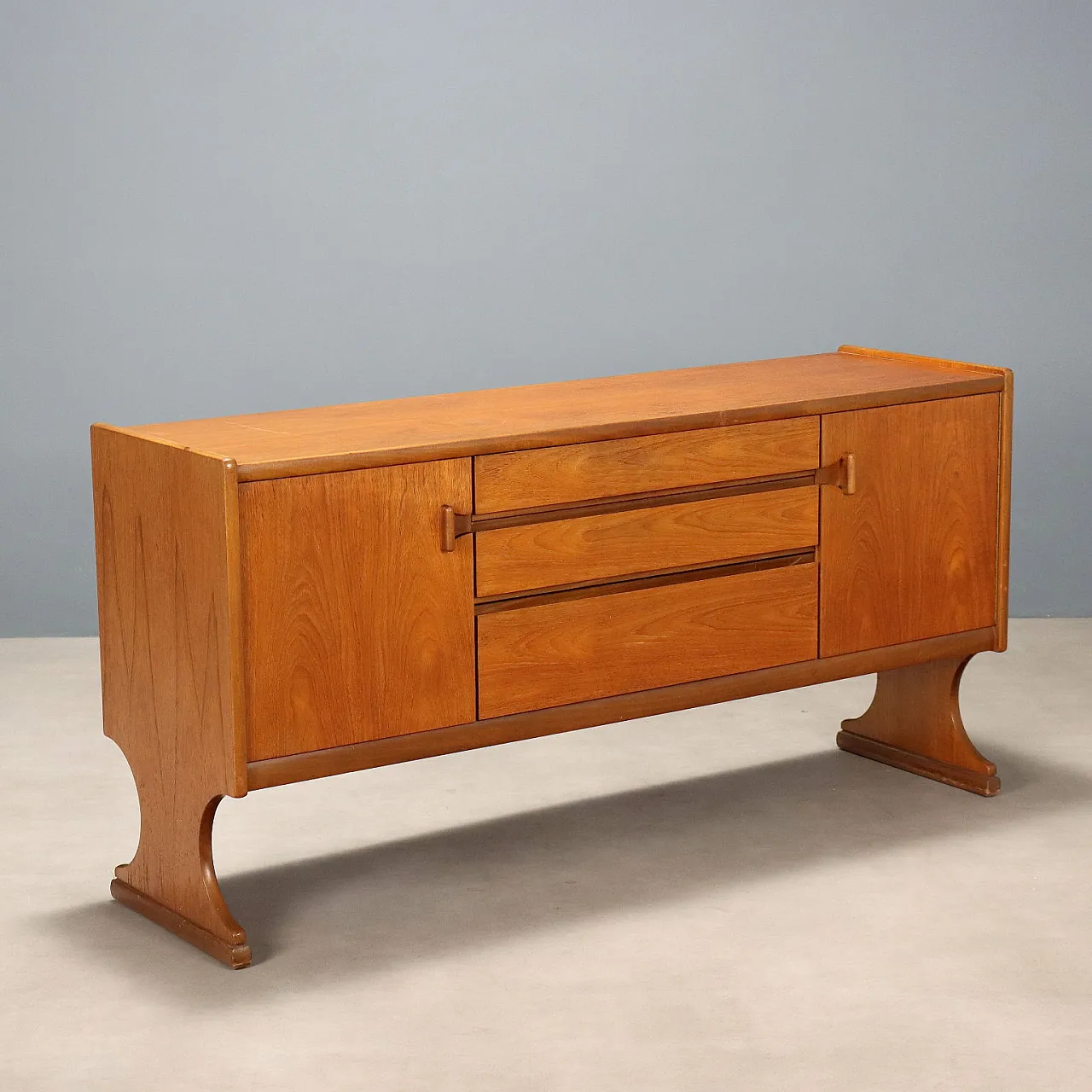 Credenza impiallacciata in teak con ante battenti e cassetti, '900 1