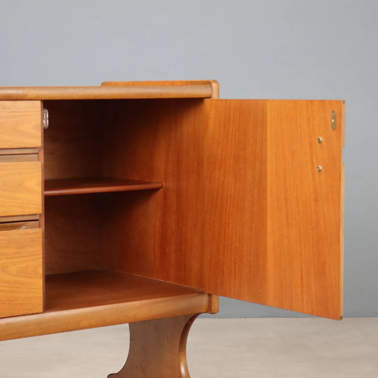 Credenza impiallacciata in teak con ante battenti e cassetti, '900 4