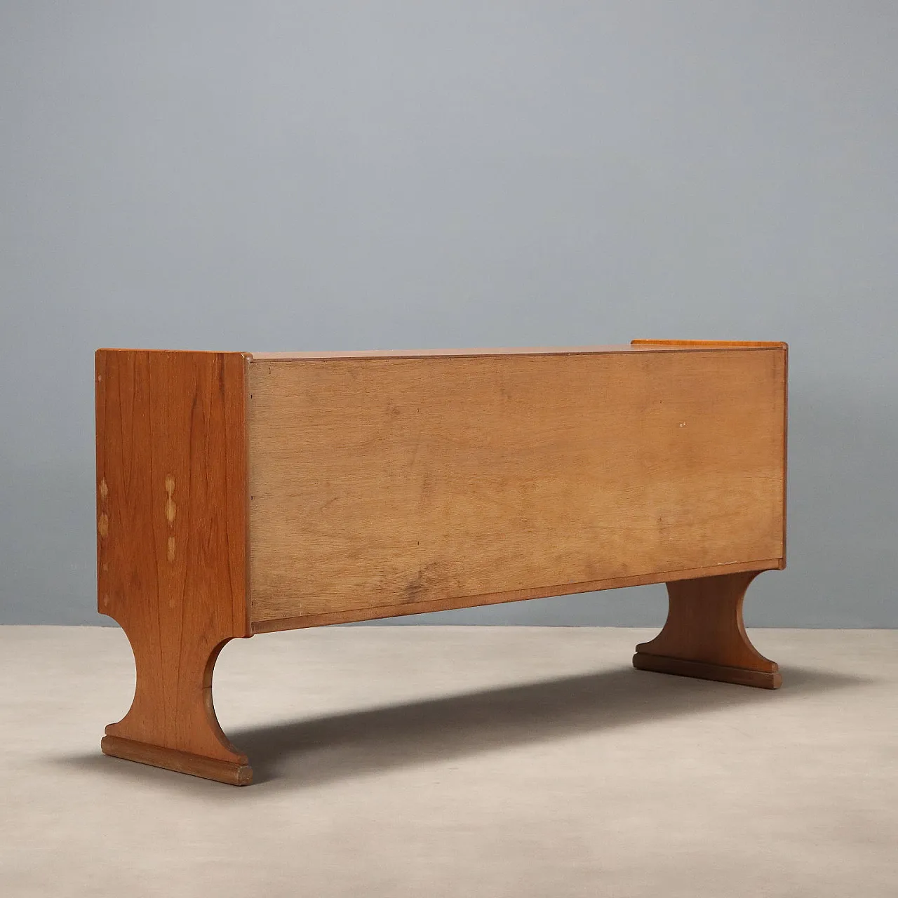 Credenza impiallacciata in teak con ante battenti e cassetti, '900 9