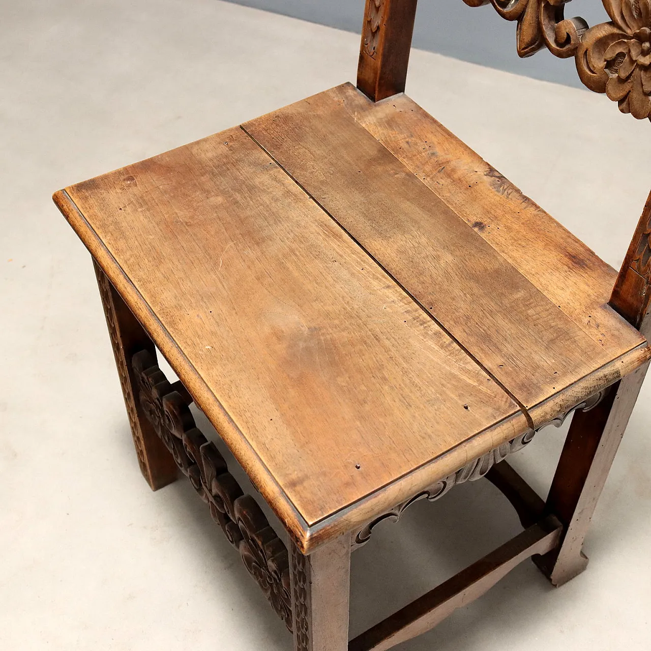 Coppia di sedie in noce in stile barocco, fine '800 6