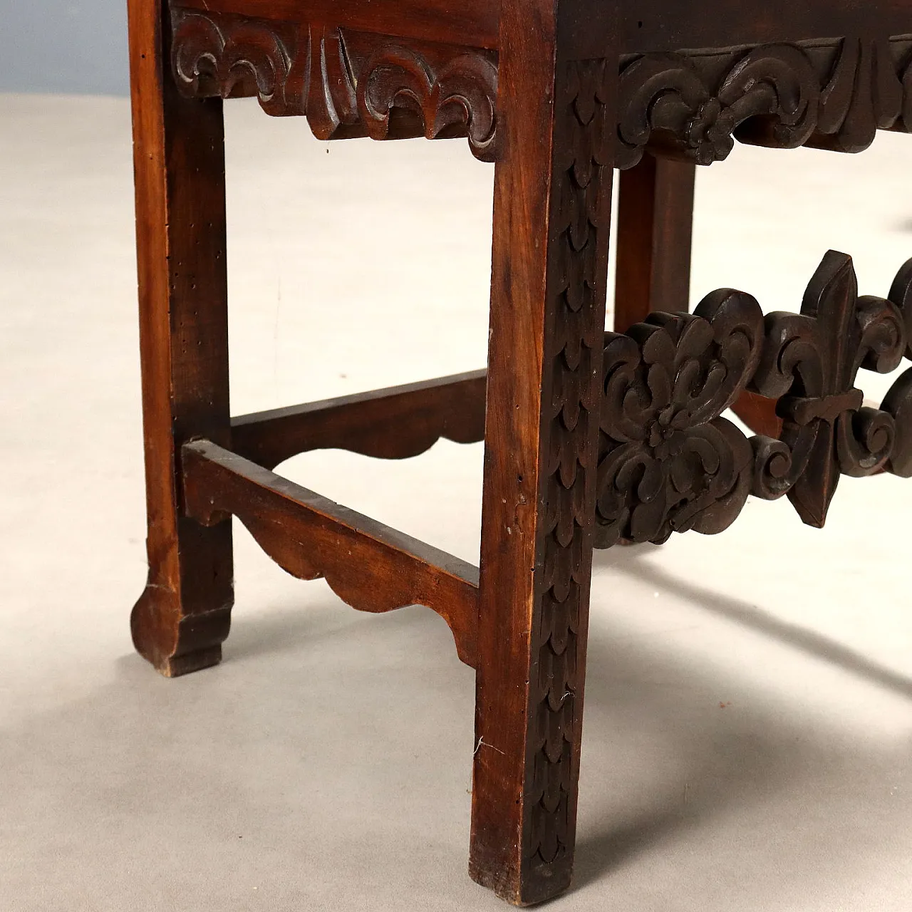 Coppia di sedie in noce in stile barocco, fine '800 7