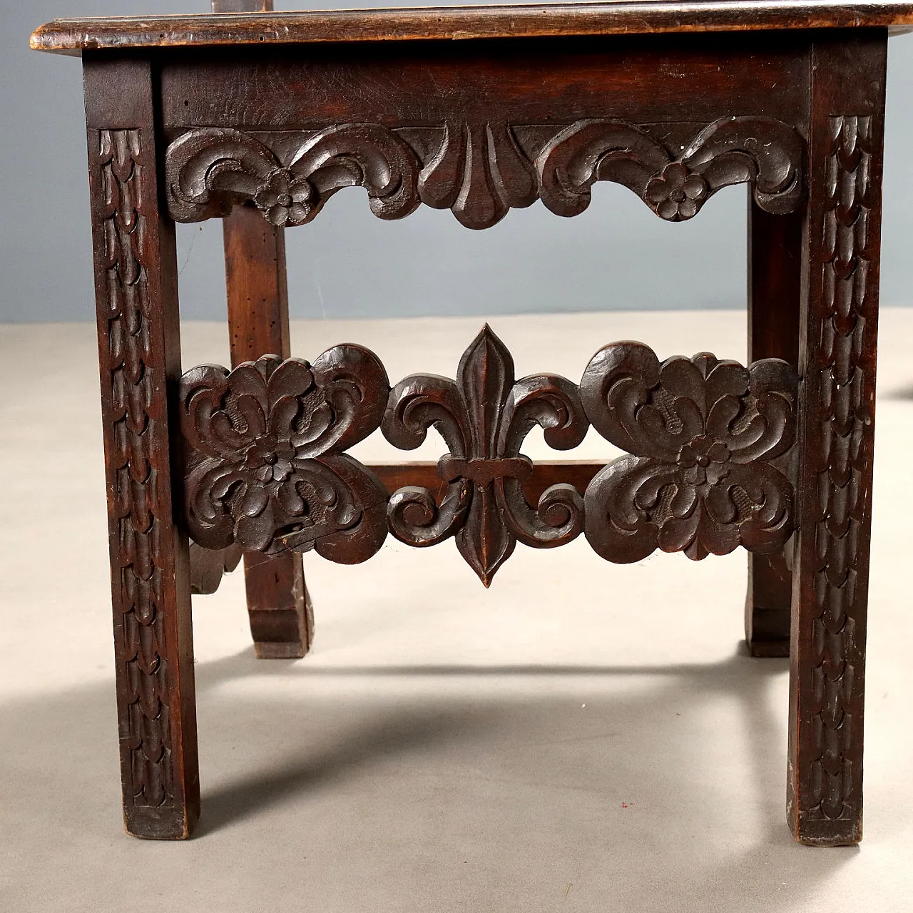 Coppia di sedie in noce in stile barocco, fine '800 8