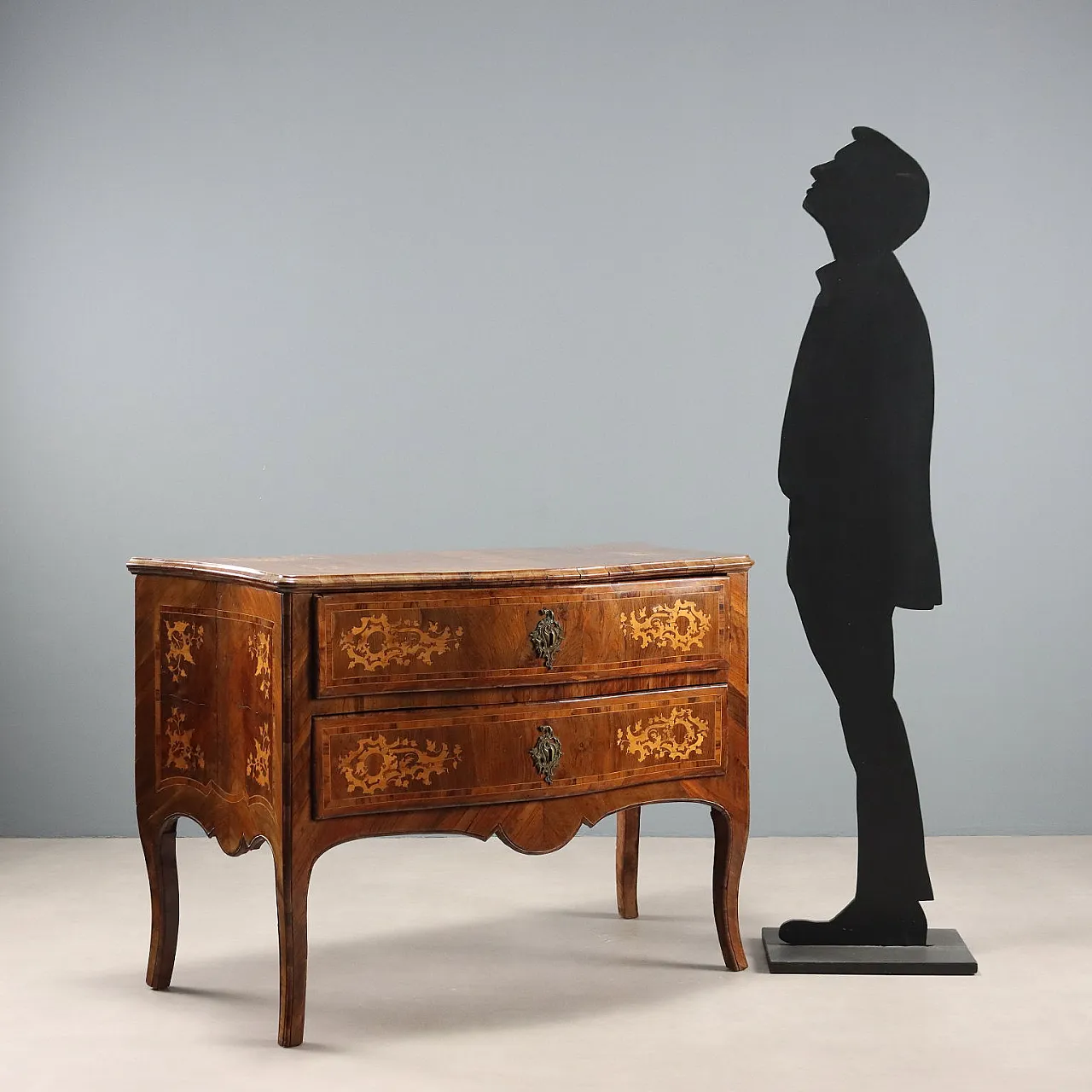 Comò tardo barocco in noce con filetti e intarsi in acero, metà '700 3