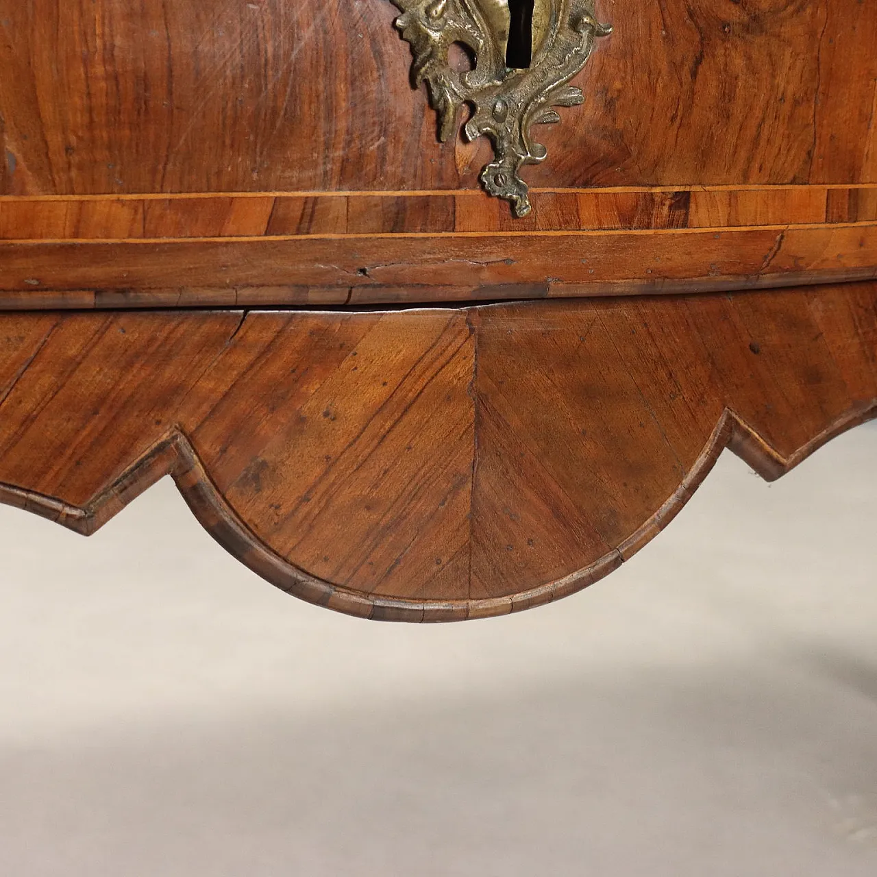 Comò tardo barocco in noce con filetti e intarsi in acero, metà '700 6