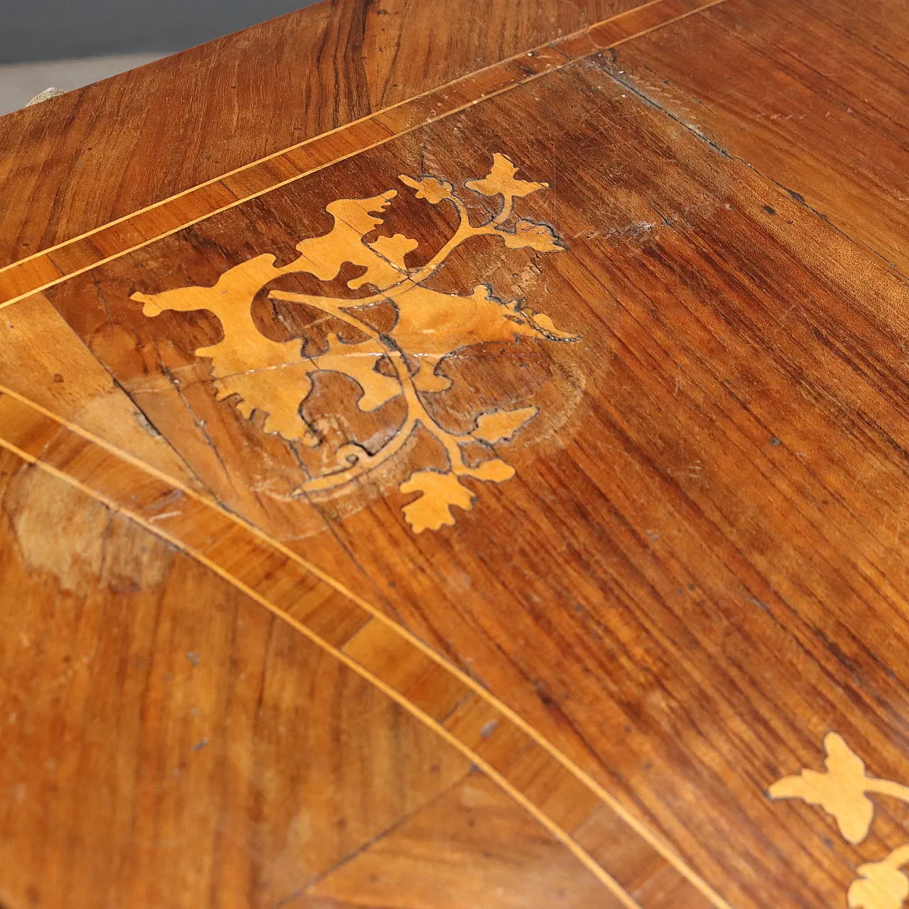 Comò tardo barocco in noce con filetti e intarsi in acero, metà '700 8