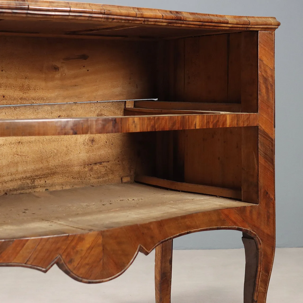 Comò tardo barocco in noce con filetti e intarsi in acero, metà '700 10